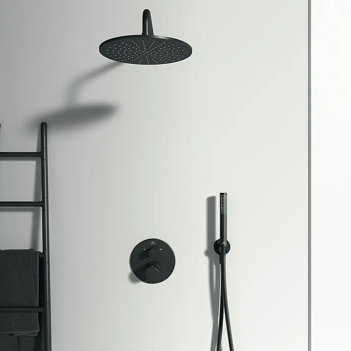 Ideal Standard Ceratherm UP-Thermostatarmatur T100 -  - Schwarze Regendusche mit Handbrause und Thermostatarmatur an einer weißen Wand. Modernes Baddesign mit minimalistischem Touch.