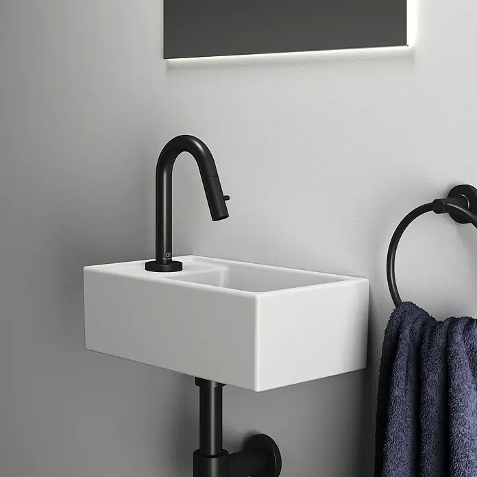 Ideal Standard Waschtisch-Siphon - 1 ¼″, Pulverbeschichtet, Schwarz - Modernes Badezimmer Waschbecken mit schwarzem Wasserhahn und Handtuchring. Elegantes Design für ein stilvolles Badezimmer.