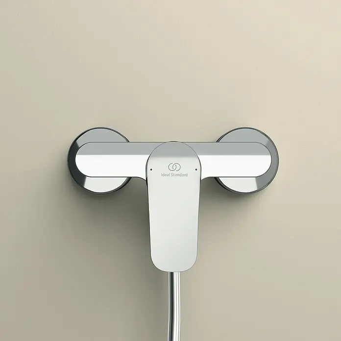 Ideal Standard Ceraflex Brausearmatur - Chrom, Glänzend - Nahaufnahme einer Ideal Standard Duscharmatur mit minimalistischem Design und glänzender Chromoberfläche.