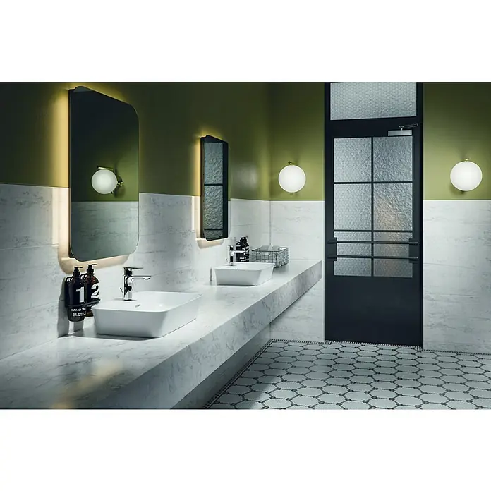 Ideal Standard Connect Air Waschtischarmatur - Höhe: 15,6 cm, Chrom, Glänzend - Ein modernes Badezimmer mit zwei eckigen Waschbecken auf einer langen Marmorablage und beleuchteten Spiegeln. Die Armaturen sind aus glänzendem Chrom.