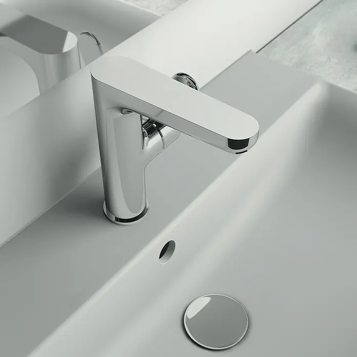 Ideal Standard Cerafine O Waschtischarmatur H155 - Chrom, Glänzend, Ohne Ablaufgarnitur - Nahaufnahme eines modernen Chrom-Wasserhahns auf einem eleganten, weißen Waschbecken mit minimalistischem Design.