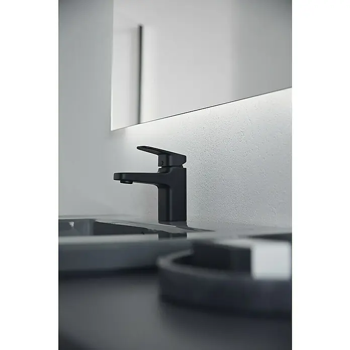 Ideal Standard Ceraplan Waschtischarmatur H75 - Schwarz, Matt - Elegante Nahaufnahme einer modernen, mattschwarzen Armatur auf einem stilvollen Waschbecken, hervorgehoben durch subtile Beleuchtung.
