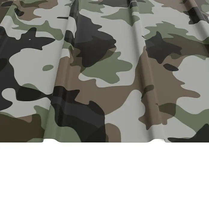 Metdach Dachblech Schwallblech - 350 cm x 90,6 cm x 0,4 mm, Camouflage - Nahaufnahme einer gewellten Metallplatte mit einem klassischen Tarnmuster in Grün-, Braun- und Grautönen.