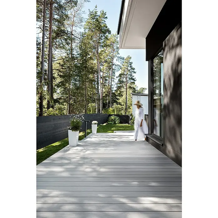 WPC-Terrassendiele Rheindeck Premium - 300 x 14 x 2,5 cm, Mainzer Teak - Elegante Terrasse mit hellgrauen Holzdielen, ideal für entspannte Stunden im Freien. Die klare Linienführung und das schlichte Design fügen sich harmonisch in die Natur ein.