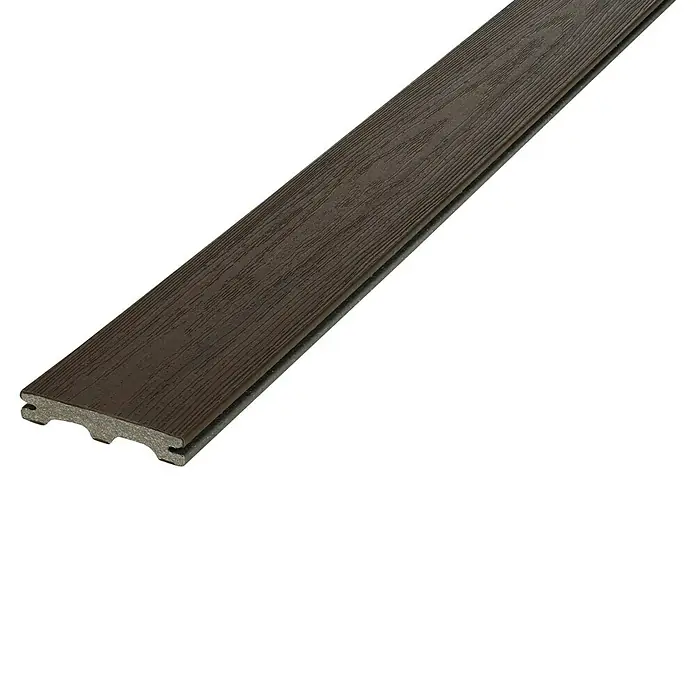 WPC-Terrassendiele Rheindeck Premium300 x 14 x 2,5 cm, Karlsruher Ebenholz - Nahaufnahme einer einzelnen braunen Verbundholz-Terrassendiele mit Holzmaserung. Das Verbundholz ist langlebig und wetterfest.