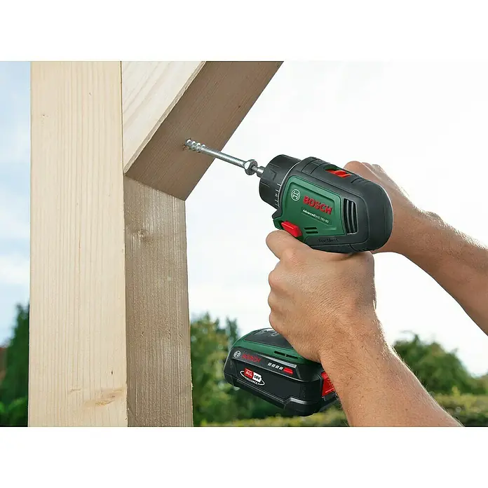 Bosch Power for All 18V Akku-Bohrschrauber AdvancedDrill 18V-80 Quick Snap - 18 V, Ohne Akku, 78 Nm - Nahaufnahme des Bosch AdvancedDrill 18V-50 Akku-Bohrschraubers beim Eindrehen einer Schraube in ein Holzstück.