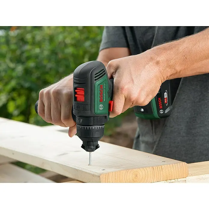 Bosch Power for All 18V Akku-Schlagbohrschrauber Advanced Impact 18V-80 QuickSnap - 18 V, Ohne Akku, 82 Nm, 3 Aufsätze - Nahaufnahme eines Akku-Bohrschraubers von Bosch beim Einschrauben einer Schraube in ein Holzbrett, ideal für Heimwerkerprojekte.