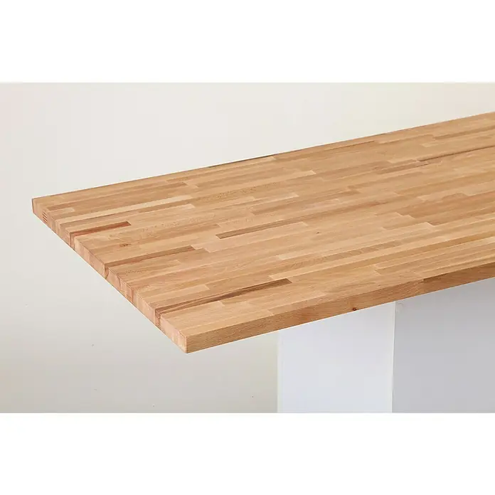 LeimholzplatteBuche, Qualität: B/C, 1.200 x 300 x 18 mm - Helle Arbeitsplatte aus Holz mit einer schönen Maserung, die auf einem weißen Untergrund liegt und eine warme, natürliche Ästhetik bietet.