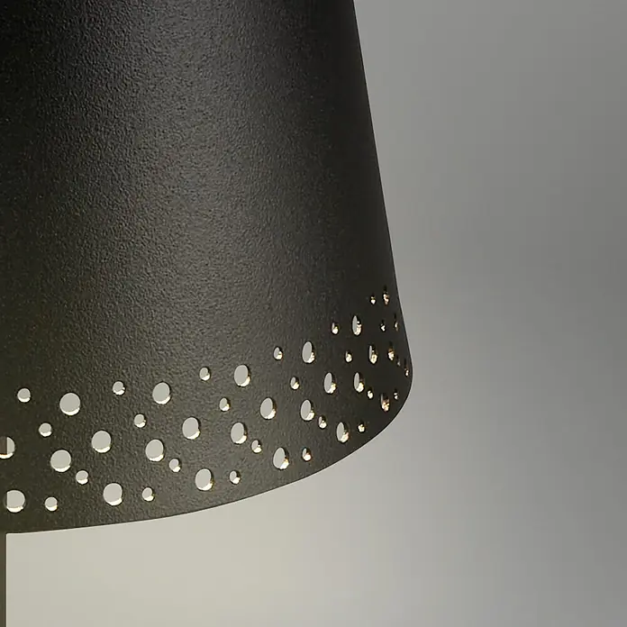 Brilo LED-Stehleuchte - 4,3 W, Höhe: 130 cm, Warmweiß - Nahaufnahme einer schwarzen perforierten Lampe, die ein elegantes Lichtdesign für moderne Innenräume bietet.