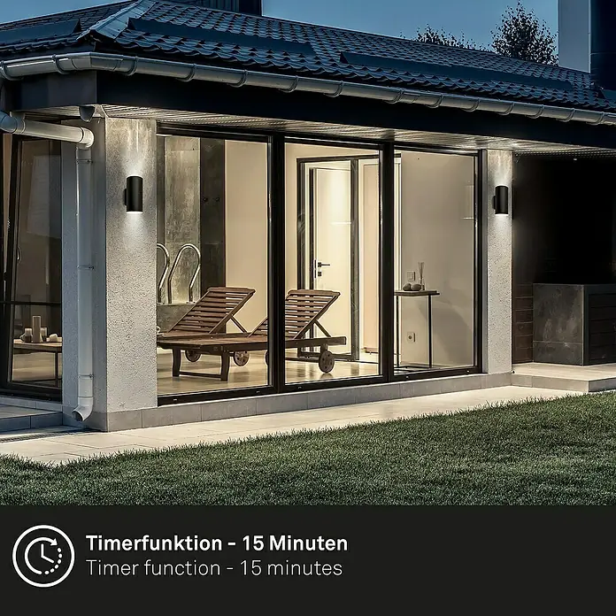 Briloner Akku-Wandleuchte Lima - 15,5 x 7 x 8 cm, Schwarz, Warmweiß, 6 W, IP44 - Außenansicht eines Hauses mit modernen Wandleuchten, die ein warmes Licht ausstrahlen und die Architektur betonen.