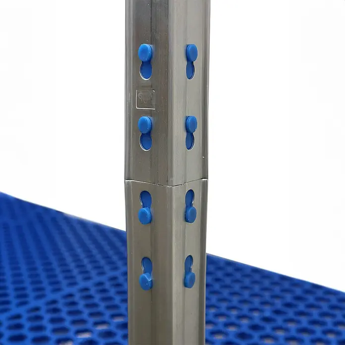 AR Shelving Metallregal Horeca - H x B x T: 180 x 110 x 50 cm, Traglast pro Boden: 175 kg, Anzahl Böden: 4 Stk., Stecken, Silber/Blau - Detailaufnahme eines silbernen Regals mit blauen Verbindungsstücken. Stabile und praktische Lagerlösung für verschiedene Anwendungen.