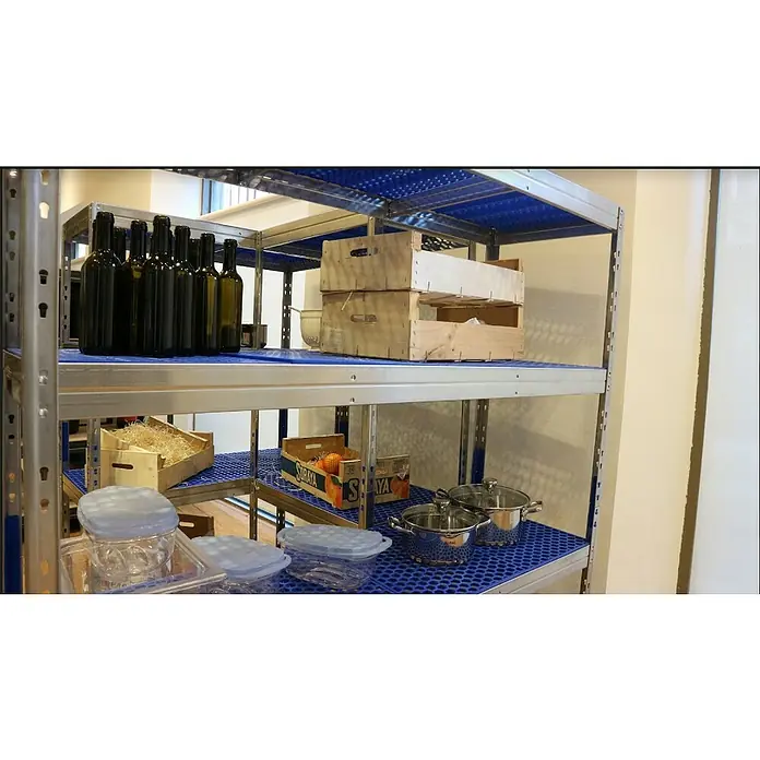 AR Shelving Metallregal Horeca - H x B x T: 180 x 110 x 50 cm, Traglast pro Boden: 175 kg, Anzahl Böden: 4 Stk., Stecken, Silber/Blau - Ein Metallregal mit Weinflaschen, Holzkisten, Konservenbehältern, Orangen und Töpfen, alles ordentlich verstaut.