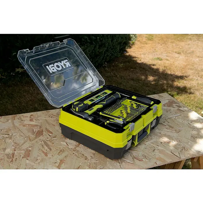Ryobi ONE+ Akku-Bohrschrauber "Heimwerker-Set" RDD18-2C20TAH - 18 V, 2 Akkus, 2 Ah, 52 Nm - Ryobi Werkzeugkoffer mit offenem Deckel, prall gefüllt mit einer Vielzahl von Werkzeugen, auf einer Werkbank im Freien.