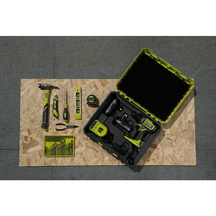 Ryobi ONE+ Akku-Bohrschrauber "Heimwerker-Set" RDD18-2C20TAH - 18 V, 2 Akkus, 2 Ah, 52 Nm - Ryobi Werkzeugset mit Hammer, Schraubendreher, Wasserwaage, Maßband, Zange, Bohrer und Akku-Bohrschrauber im Koffer auf Holzuntergrund.