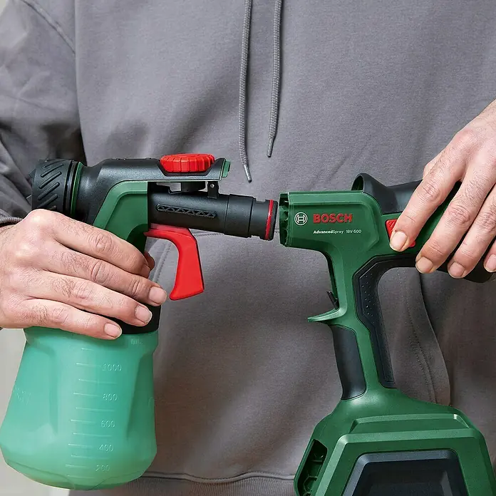 Bosch Power for All 18V Akku-Farbsprühsystem AdvancedSpray 18V-500 - 18 V, Ohne Akku, Max. Fördermenge: 500 l/h - Nahaufnahme einer Bosch AdvancedSpray 18V-500 Farbspritzpistole, die von einer Person zusammengebaut wird.