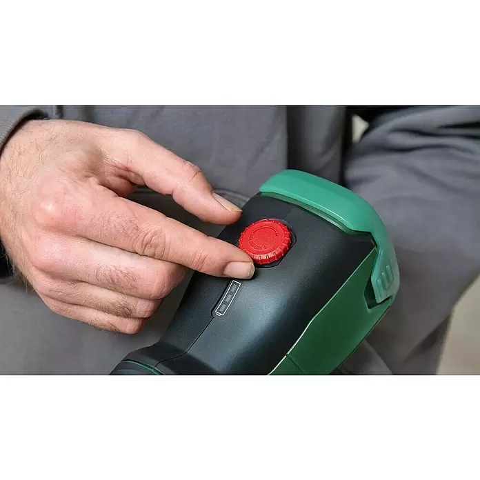 Bosch Power for All 18V Sistema de pulverización de pintura de batería AdvancedSpray 500 - 18 V, 1 batería, 4 Ah, Capacidad de bombeo máx.: 0,5 l/min - Mano pulsando un botón rojo en una herramienta eléctrica verde y negra con indicador de batería.