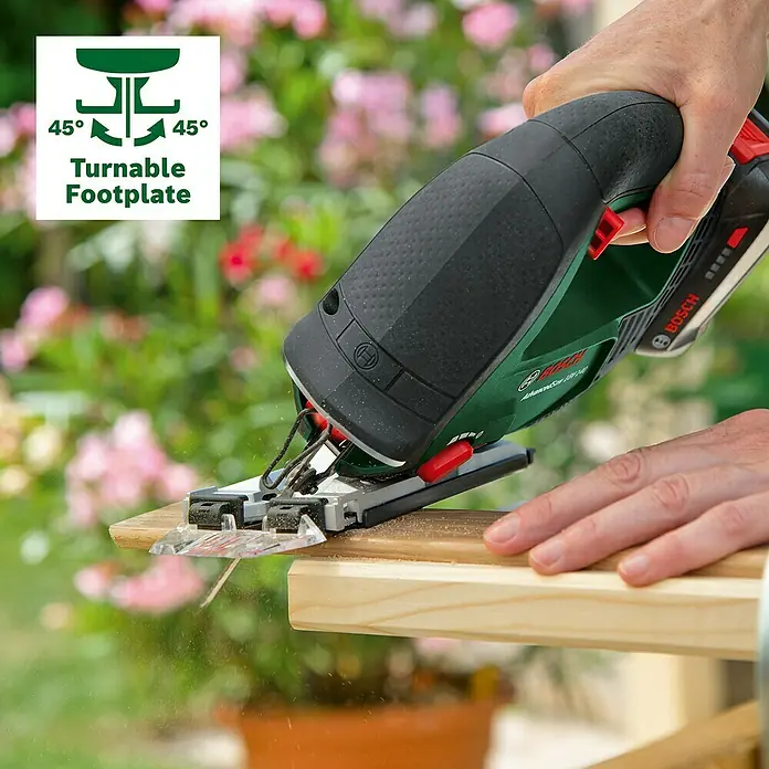 Bosch Power for All 18V Akku-Stichsäge Advanced Saw 18V-140 - 18 V, Ohne Akku, Leerlaufhubzahl: 3.000 /min - Nahaufnahme einer Bosch AdvancedSaw 18V-140 Akku-Stichsäge beim Schneiden von Holz, mit dem Fokus auf Präzision und Benutzerfreundlichkeit.