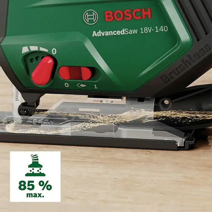 Bosch Power for All 18V Akku-Stichsäge Advanced Saw 18V-140 - 18 V, Ohne Akku, Leerlaufhubzahl: 3.000 /min - Detailansicht der Bosch AdvancedSaw 18V-140 Akku-Stichsäge beim Sägen von Holz mit Späneabsaugung und rotem Schalter.
