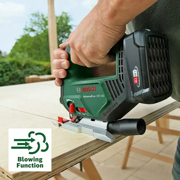 Bosch Power for All 18V Akku-Stichsäge Advanced Saw 18V-140 - 18 V, Ohne Akku, Leerlaufhubzahl: 3.000 /min - Nahaufnahme einer Bosch AdvancedSaw 18V-140 Akku-Stichsäge beim Schneiden von Holz, Hervorhebung der Blasfunktion für freie Sicht.