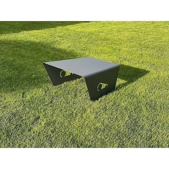 Gagi Mähroboter-Garage DX51D+Z - Schwarz, Ausgewählte Bosch Indego Modelle, ausgewählte Gardena Modelle (bis 65 cm Länge) & weitere frontal einfahrende Modelle anderer Marken - Ein grauer Outdoor-Couchtisch aus Metall steht auf einem grünen Rasen, perfekt für entspannte Stunden im Garten.