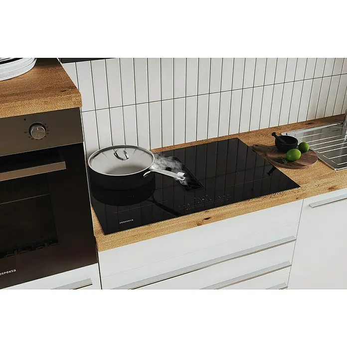 Respekta Premium Küchenzeile Gabriel - Breite: 320 cm, Weiß, Mit Elektrogeräten, Induktionskochfeld mit integrierter Dunstabzugshaube - Moderne Küche mit schwarzem Induktionskochfeld und Dunstabzugshaube, dazu ein Topf und Kochutensilien auf einer Holztheke.
