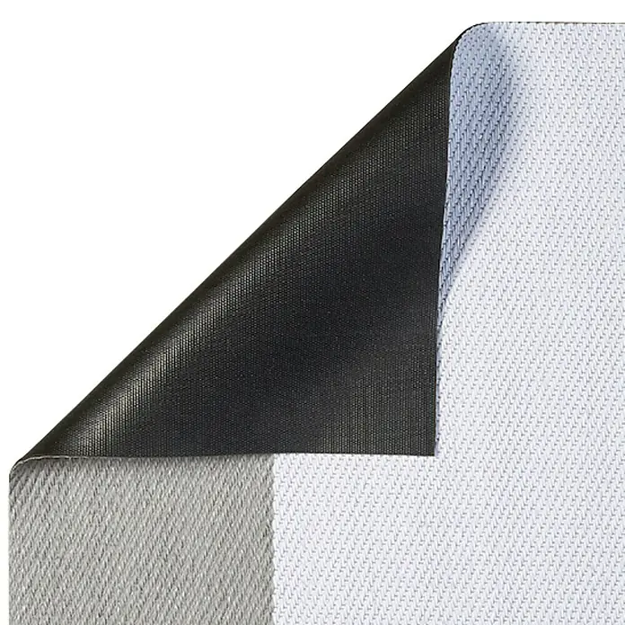 Alfombra de vinilo Living Stripes - Gris, 90 x 60 cm - Primer plano de una alfombrilla para silla de oficina con una construcción multicapa para durabilidad y protección del suelo. El diseño es práctico y elegante.