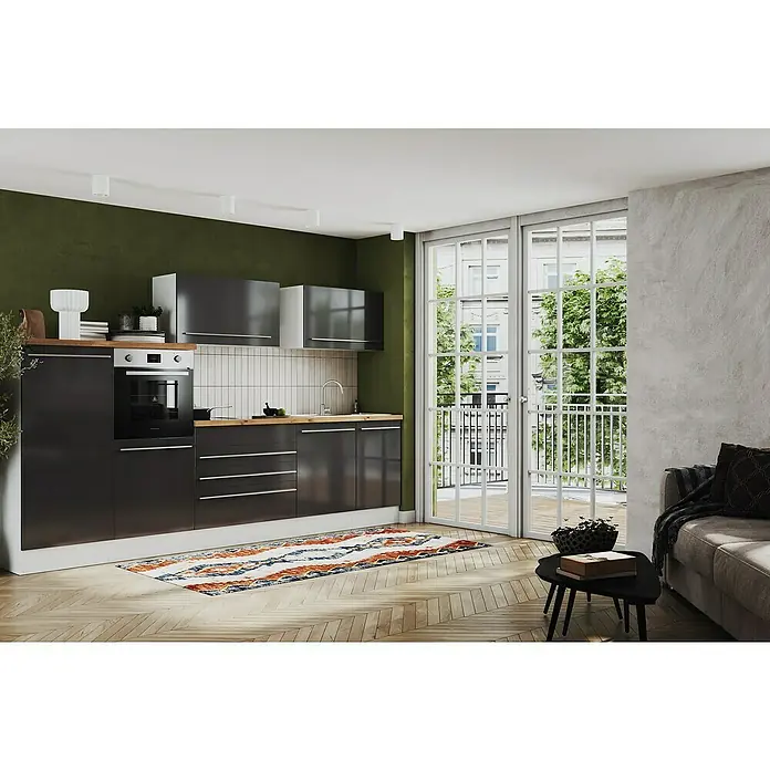 Respekta Premium Küchenzeile Gabriel - Breite: 320 cm, Grau, Mit Elektrogeräten, Induktionskochfeld mit integrierter Dunstabzugshaube - Moderne Küche mit dunklen Schränken, Holzarbeitsplatte und hellen Fliesen, akzentuiert durch einen bunten Läufer auf hellem Holzboden.