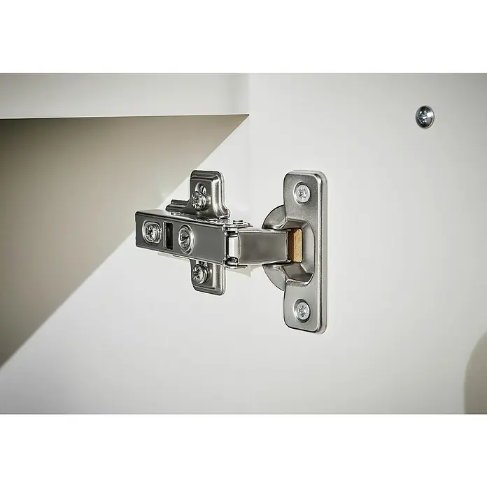 Respekta Premium Küchenzeile Gabriel - Breite: 320 cm, Weiß, Mit Elektrogeräten, Induktionskochfeld mit integrierter Dunstabzugshaube - Nahaufnahme eines silbernen Scharniers, das an einer weißen Oberfläche befestigt ist und die Funktionalität und das Design des Möbelstücks hervorhebt.