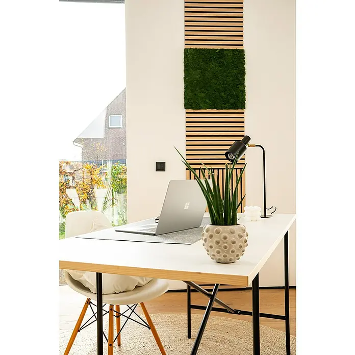 Jangal Wandpaneel Modular Wall Moos - Nature Green, 520 x 520 x 30 mm - Schreibtisch mit stilvollem Design, minimalistischer Ästhetik, Laptop und Pflanze. Der ideale Arbeitsplatz für moderne Büros und Wohnräume.