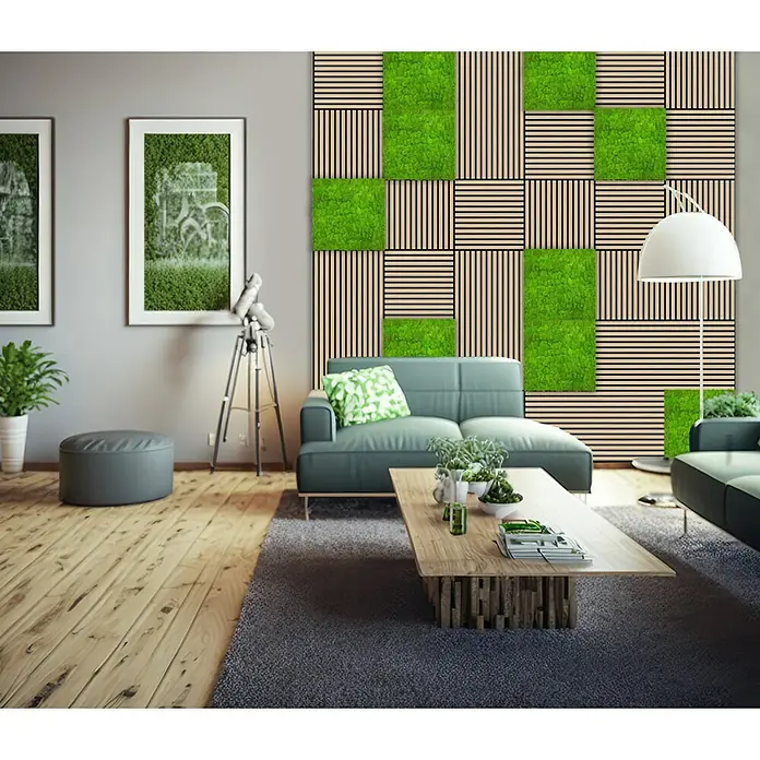 Jangal Wandpaneel Modular Wall Moos - Bright Green, 520 x 520 x 30 mm - Ein Wohnzimmer mit einer Akzentwand aus Holzlatten und Moosquadraten, das eine natürliche und moderne Atmosphäre schafft.