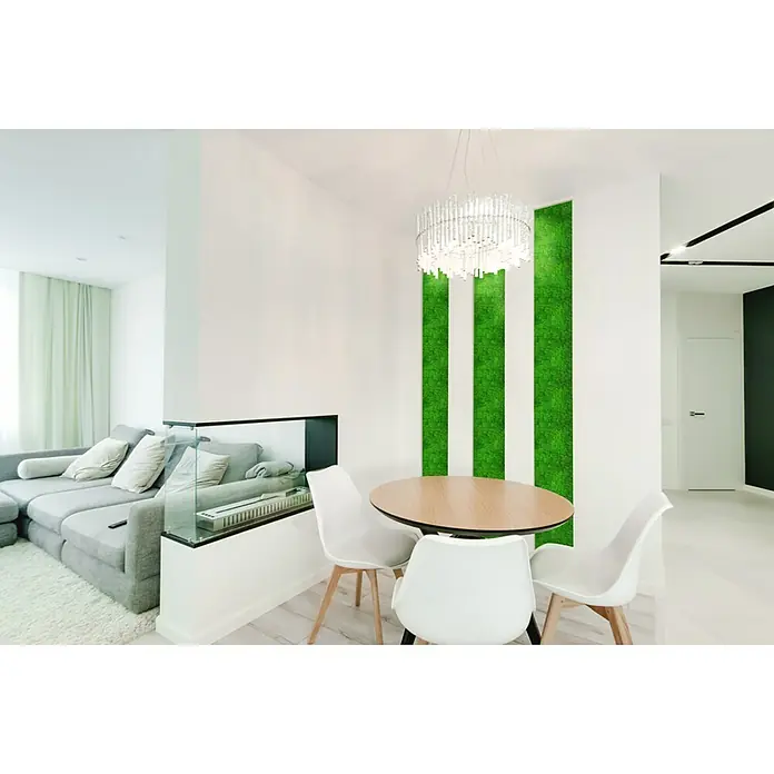 Jangal Wandpaneel Modular Wall Moos - Rich Green, 520 x 520 x 30 mm - Stilvolles Esszimmer mit Holztisch, weißen Stühlen und einer auffälligen Wanddekoration mit grünen Moosstreifen und moderner Beleuchtung.