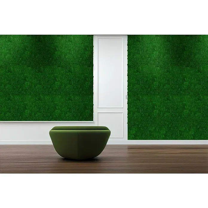 Jangal Wandpaneel Modular Wall Moos - Nature Green, 520 x 520 x 30 mm - Ein grüner, weicher Hocker vor einer Wand aus Moos. Er ist bequem und stilvoll und passt perfekt in moderne Wohnräume.