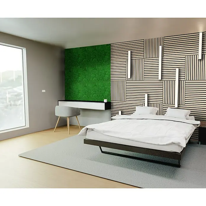 Jangal Wandpaneel Modular Wall Moos - Nature Green, 520 x 520 x 30 mm - Schlafzimmer mit modernem Bett, grüner Akzentwand und Holzpaneelen für eine stilvolle und natürliche Atmosphäre.