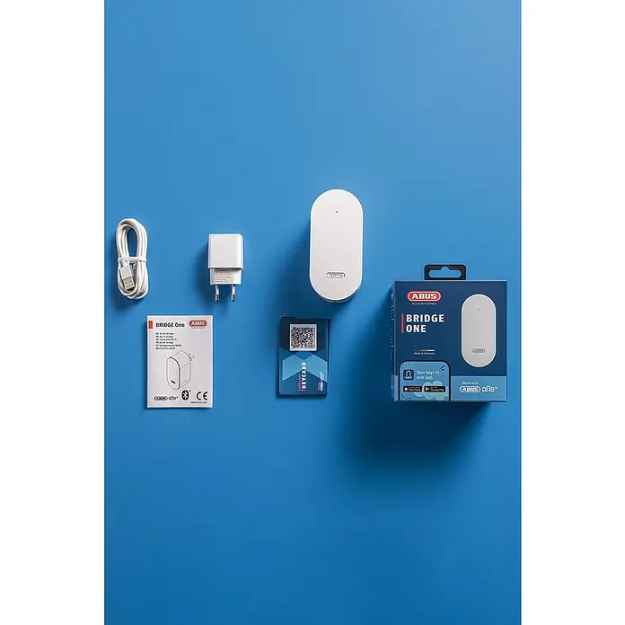 Abus Steuerzentrale BRIDGE ONE CFW3100W - Weiß, B x H: 55 x 52 mm - Das ABUS Bridge One Set: Enthält die ABUS Bridge One, Netzkabel, Netzteil, Keycard und eine Bedienungsanleitung für eine einfache Installation.