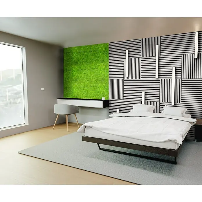 Jangal Wandpaneel Modular Wall Moos - Bright Green, 520 x 520 x 30 mm - Schlafzimmer mit minimalistischem Design, grünem Mooswand-Akzent und dekorativer Holzpaneel-Wand. Bett mit weißer Bettwäsche dominiert den Raum.