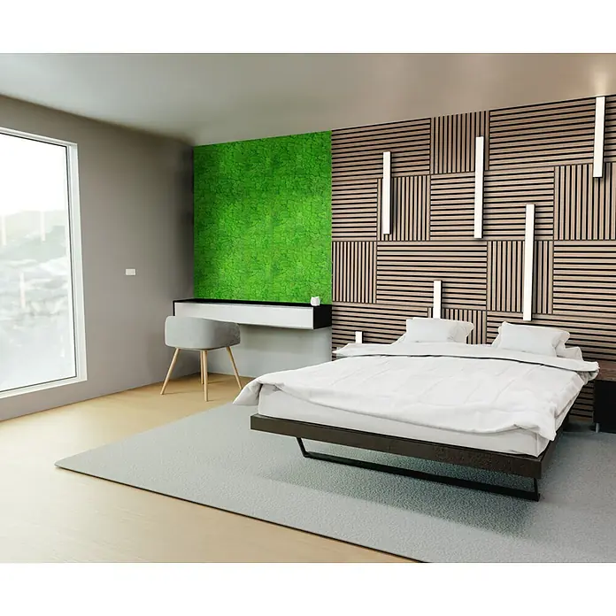 Jangal Wandpaneel Modular Wall Moos - Rich Green, 520 x 520 x 30 mm - Ein modernes Schlafzimmer mit einem minimalistischen Bett, einer grünen Akzentwand und einer dekorativen Holzpaneelwand.