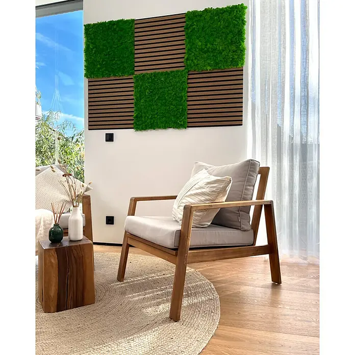 Jangal Wandpaneel Modular Wall Moos - Rich Green, 520 x 520 x 30 mm - Das Bild zeigt eine Wanddekoration mit Holzelementen und Moos, kombiniert mit einem stilvollen Sessel und einem Beistelltisch.