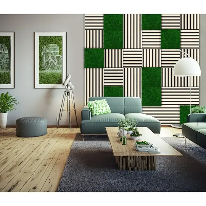 Jangal Wandpaneel Modular Wall Moos - Nature Green, 520 x 520 x 30 mm - Wohnzimmer mit grüner Akzentwand, grauen Möbeln und Holzboden. Die grüne Wand setzt einen modernen, natürlichen Akzent.
