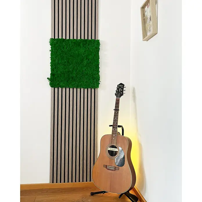 Jangal Wandpaneel Modular Wall Moos - Nature Green, 520 x 520 x 30 mm - Akustikpaneel mit Moos, ein dekoratives Wandelement. Es kombiniert Holzlamellen mit einem grünen Moosquadrat für Schallabsorption und ein natürliches Ambiente.