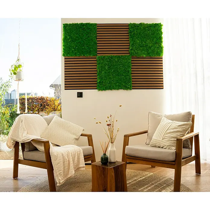 Jangal Wandpaneel Modular Wall Moos - Rich Green, 520 x 520 x 30 mm - Das Bild zeigt ein Interieur mit Moosplatten an der Wand, die eine natürliche und beruhigende Atmosphäre schaffen. Die Mooswand ist ein echter Hingucker.
