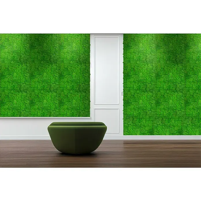 Jangal Wandpaneel Modular Wall Moos - Rich Green, 520 x 520 x 30 mm - Ein grüner Sitzpouf vor einer Wand aus Moos, unterbrochen von einer weißen Tür. Der Pouf bietet eine stilvolle und natürliche Sitzgelegenheit.