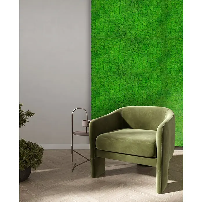 Jangal Wandpaneel Modular Wall Moos - Rich Green, 520 x 520 x 30 mm - Elegante grüne Samt-Sessel vor einer Mooswand. Das moderne Design des Sessels ergänzt die natürliche Textur der Wand perfekt.