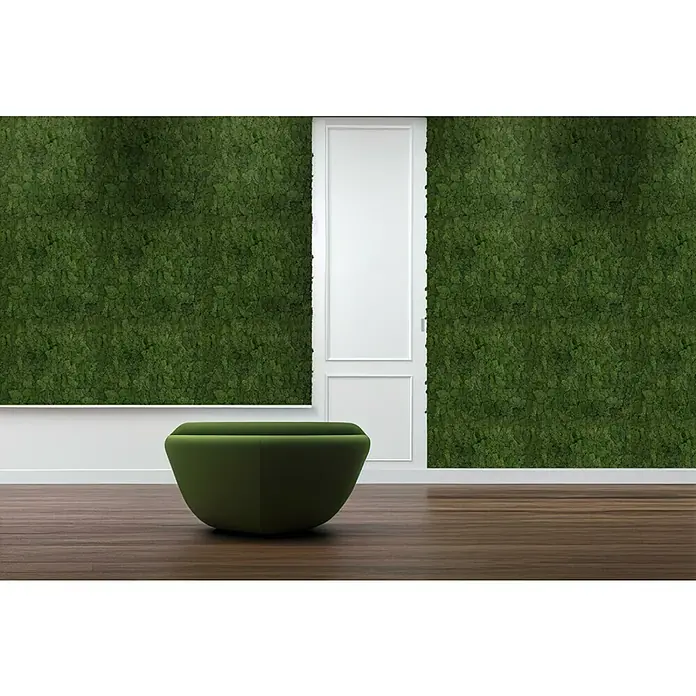 Jangal Wandpaneel Modular Wall Moos - Dark Green, 520 x 520 x 30 mm - Elegantes Interieur mit einem stilvollen grünen Sitzhocker vor einer Wand mit Moosstruktur und einer weißen Tür. Der Hocker ist ein echter Hingucker.