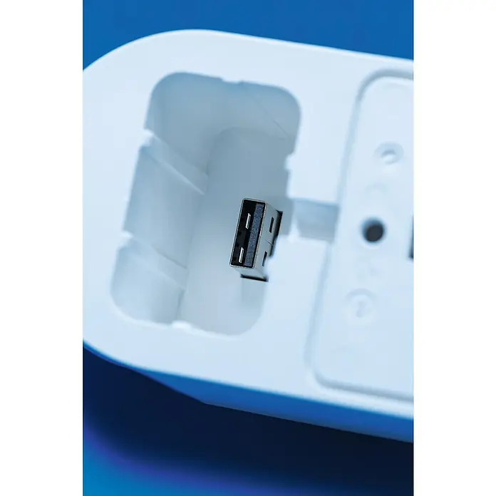 Abus Steuerzentrale BRIDGE ONE CFW3100W - Weiß, B x H: 55 x 52 mm - Nahaufnahme eines USB-Anschlusses in einem weißen Gehäuse, ideal für Produktdarstellungen oder technische Illustrationen.