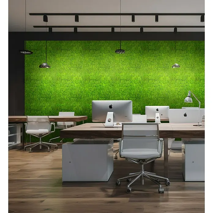 Jangal Wandpaneel Modular Wall Moos - Bright Green, 520 x 520 x 30 mm - Bürogestaltung mit Schreibtischen, Computern und grüner Wand. Moderne Arbeitsumgebung mit Fokus auf Design und Natur.