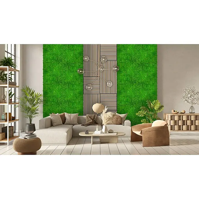 Jangal Wandpaneel Modular Wall Moos - Rich Green, 520 x 520 x 30 mm - Ein modernes Wohnzimmer mit einer grünen Mooswand, einer Holzpaneel-Wand und einem stilvollen Sofa. Die grüne Wand ist der Hingucker des Raumes.