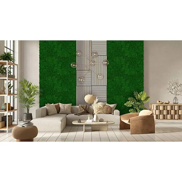 Jangal Wandpaneel Modular Wall Moos - Nature Green, 520 x 520 x 30 mm - Ein elegantes Wohnzimmer mit einer großen grünen Wand, einem stilvollen Sofa, einem bequemen Sessel und einer modernen Beleuchtung.