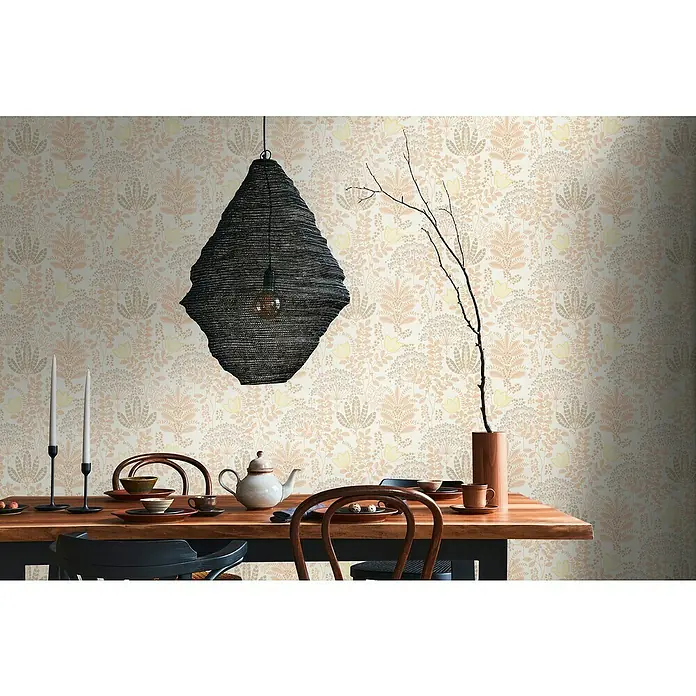 A.S. Création Famous Garden Vliestapete - Weiß-Orange-Gelb, Floral, 10,05 x 0,53 m - Ein Esstisch mit Geschirr und einer auffälligen schwarzen Hängelampe, die über dem Tisch hängt, vor einer gemusterten Tapete.