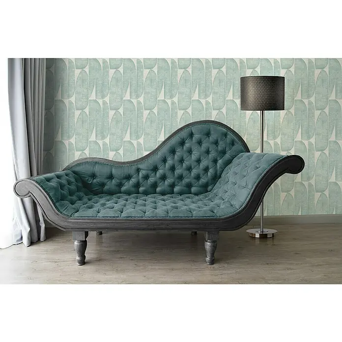 A.S. Création Stories of Life Vliestapete - Grauweiß-Aquablau, Floral, 10,05 x 0,53 m - Eine elegante, petrolfarbene Chaiselongue aus Samt mit Knopfheftung und dunklem Holzrahmen. Perfekt für stilvolle Entspannung und als Blickfang im Raum.