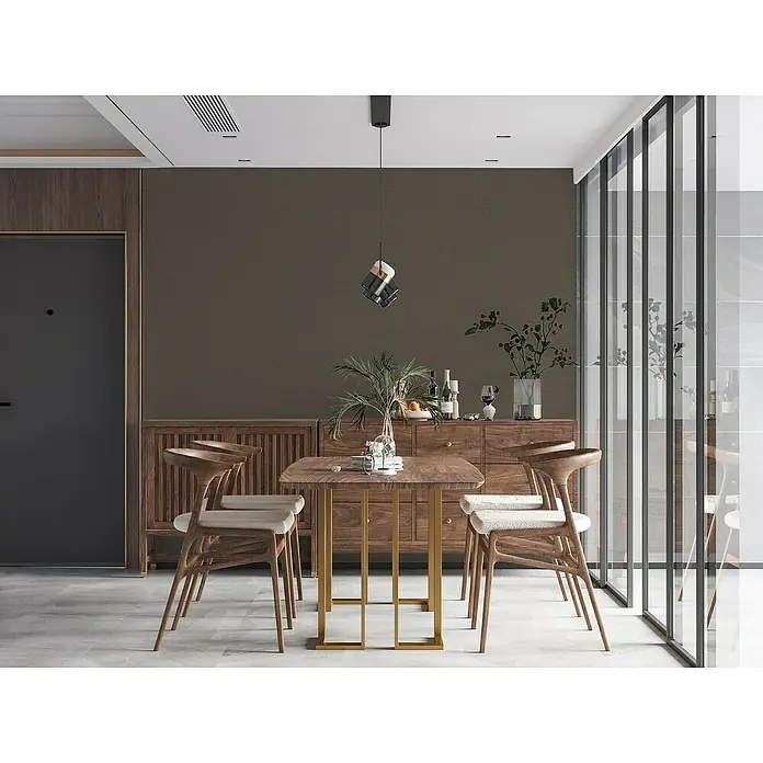 A.S. Création Famous Garden Vliestapete - Braun, Uni, 10,05 x 0,53 m - Ein einladender Essbereich mit einem eleganten Holztisch und stilvollen Stühlen unter einer modernen Pendelleuchte. Warme, natürliche Farbtöne dominieren.